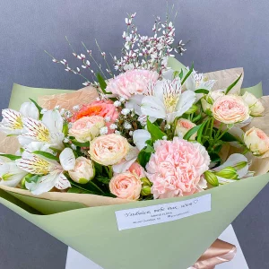 Влюбленность в лето - букет из роз и альстромерий